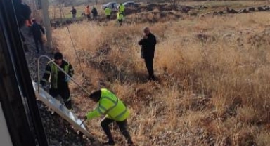 Yolcu treni raylara düşen kayaya çarptı