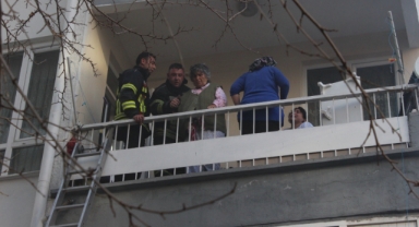 4 katlı binada yangın: Vatandaşlar kurtarılmayı bekliyor