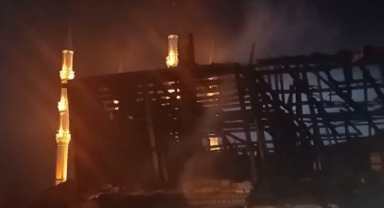 Alevlere teslim olan metruk ev küle döndü