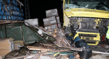 Amasya'da çekici iş yerine girdi, maddi hasar oluştu