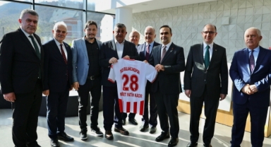 Bakan Kacır'a Bulancakspor'dan Forma Hediyesi