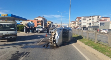Devrilen otomobilin sürücüsü yaralandı