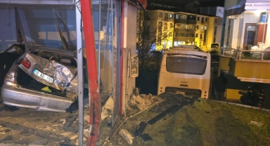 Freni boşalan midibüs park halindeki araçlara çarpıp apartman boşluğuna düştü