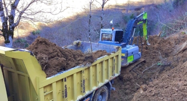 Giresun'da heyelan temizliği: Kapanan yollar yeniden ulaşıma açıldı