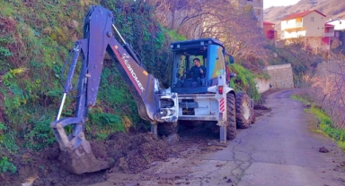 Giresun’da Sağanak Yağışların Yol Açtığı Heyelanlar Temizleniyor