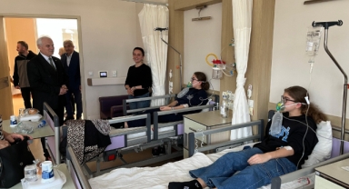 Giresun Milletvekili Elmas, Yüzme Antrenmanı Sırasında Fenalaşan Sporcuları Ziyaret Etti