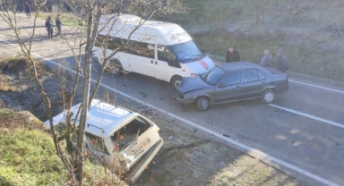 Gizli buzlanma zincirleme kazaya neden oldu: 4 yaralı