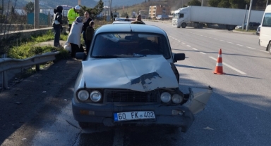 İki otomobilin çarpıştığı kazada 3 kişi yaralandı