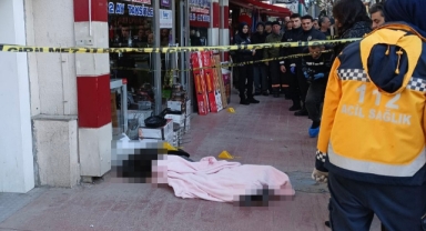 Kaldırımda cinayet! Olay anı güvenlik kamerasına böyle yansıdı