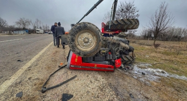 Kastamonu'da minibüsle çarpışan traktör devrildi: 3 yaralı