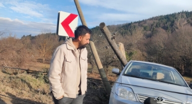 Kontrolden çıkan otomobil elektrik direğini böyle devirdi