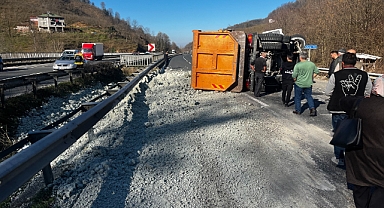 Ordu'da kil yüklü kamyon devrildi, sahil yolu bir saat ulaşıma kapandı: 1 kişi yaralandı   