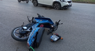 Otomobilin çarptığı motosikletin sürücüsü hayatını kaybetti