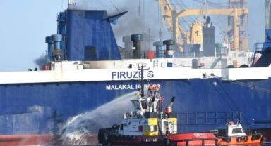 Samsun Limanı'nda bulunan gemide çıkan yangına müdahale ediliyor