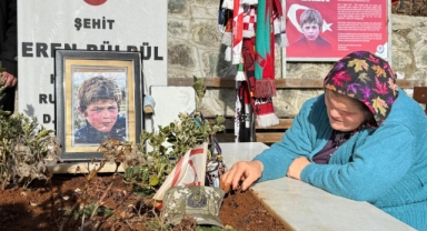 Şehit Eren Bülbül'ün Annesi, Oğlunun 23. Yaş Gününü Mezarı Başında Hüzünle Kutladı