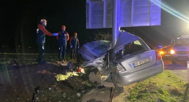Trafik levhasına çarpan otomobil ikiye katlandı!