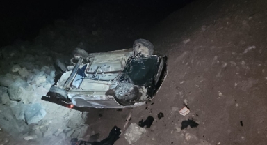 Uçuruma devrilen otomobildeki 4 kişi yaralandı