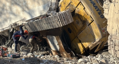 Uşak'ta yıkım esnasında iş makinesi operatörü enkaz altında kaldı