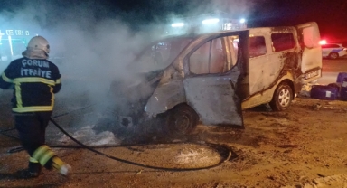Alevlere teslim olan hafif ticari araç kullanılmaz hale geldi