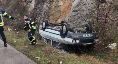 Amasya'da otomobil devrildi, 3 kişi yaralandı