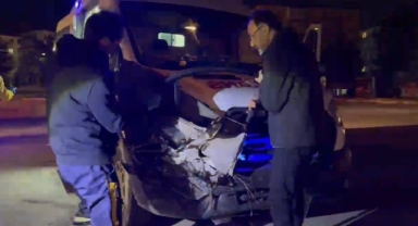 Ambulans ile otomobil çarpıştı, 2 kişi yaralandı