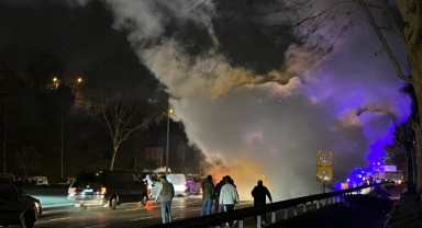 Araç alev topuna döndü, trafik yoğunluğu oluştu