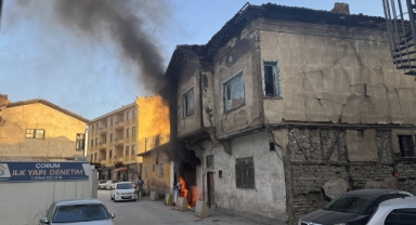 Çöp konteynerinde çıkan yangını ahşap eve sıçramadan söndürüldü