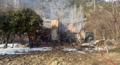 Çorum'da yanan ev kullanılamaz hale geldi