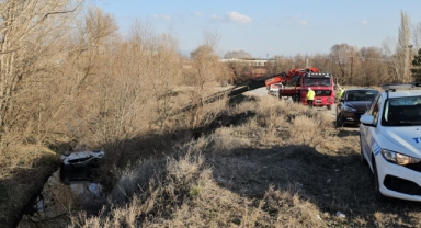 Dere yatağına devrilen otomobilin sürücüsü yaralandı