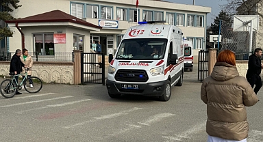 Düzce'de 5 öğrenci gıda zehirlenmesi şüphesiyle hastaneye kaldırıldı