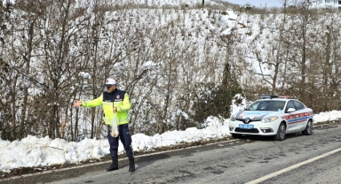Espiye'de jandarma hayvanlar için yol kenarlarına mama bıraktı