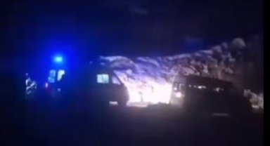 Gece rahatsızlanan hastayı kızakla ambulansa taşıdılar