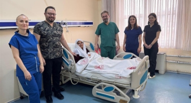 Giresun'da 84 yaşındaki kadının böbreğinden 10 santimlik taş çıkarıldı