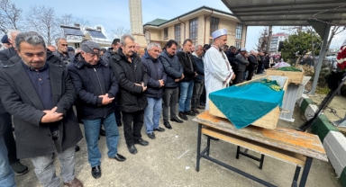 Giresun'da kamyon ile otomobilin çarpıştığı kazada ölen 4 kişinin cenazesi toprağa verildi