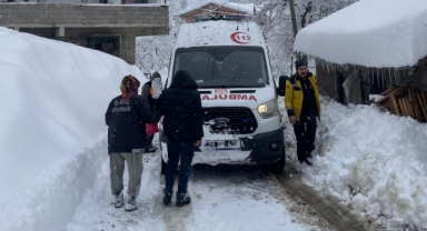 Giresun'da kardan yolu kapanan köyde mahsur kalan hasta kurtarıldı