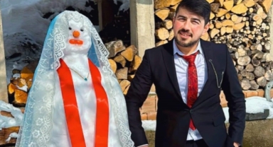 Giresun'da sıra dışı düğün: Kardan yaptığı geline 'Münire' ismini koydu, takı töreni yaptı