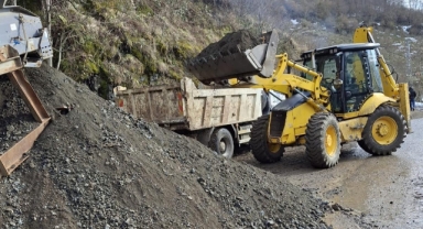 Giresun'daki heyelanlarda ortaya çıkan kaya parçaları yol çalışmalarında değerlendiriliyor