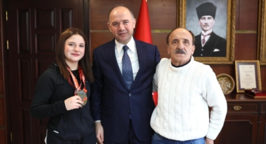Giresun Valisi Serdengeçti, Bosna Açık Halter Turnuvası Şampiyonu Aysu Bektaş’ı Tebrik Etti