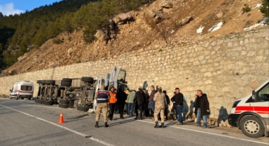 Gümüşhane'de tırın devrilmesi sonucu 2 kişi yaralandı