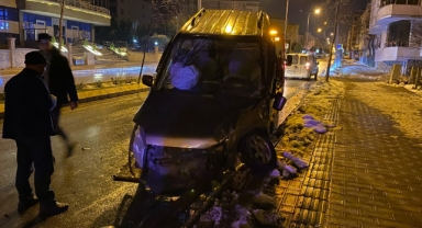 İki hafif ticari aracın çarptığı kazada 3 kişi yaralandı