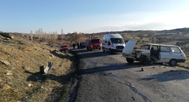 İki otomobil çarpıştı: 1’i ağır 5 yaralı
