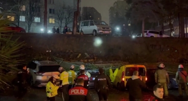 İstanbul'da istinat duvarı çöktü! Otoparktaki bazı araçlar kullanılamaz hale geldi