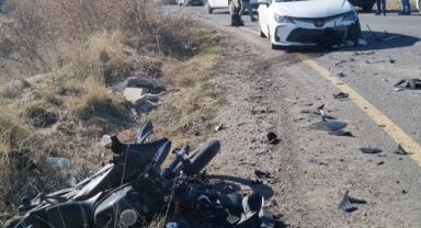 Kaza yapan motosiklet sürücüsüne otomobil çarptı: 1 ölü