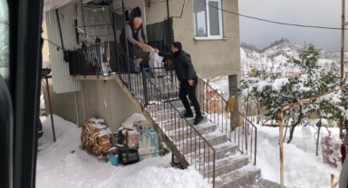 Keşap Belediyesi’nden Karla Mücadelede Örnek Davranış: Yol Açma Çalışmalarıyla Birlikte Mahalle Sakinlerine Ekmek Ulaştırıldı