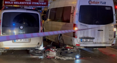Minibüsün altında kalan motosiklet sürücüsü hayatını kaybetti