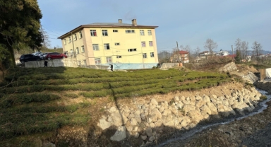 Okulun bahçesinde çökmeler oluştu, eğitime ara verildi
