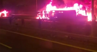 Otomobil, otobüs ve tırın karıştığı feci kaza: 1 ölü, 19 yaralı