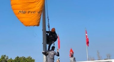 Paraşütçünün gökyüzü sefası aydınlatma direğine takıldı