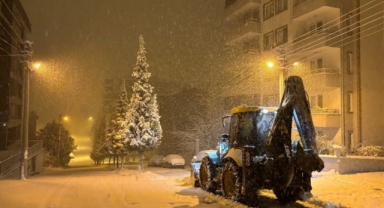 Piraziz'de ekipler gece gündüz kar mesaisinde