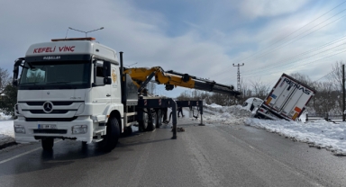 Samsun'da devrilen tır, kar nedeniyle dört gün sonra kurtarıldı